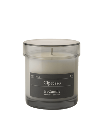 BeCandle Cipresso scented candle in a glass jar with 50-hour burn time, a spiced and citrusy home fragrance.
