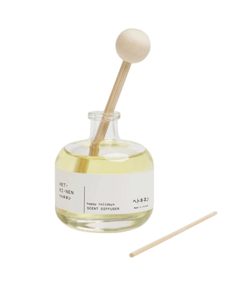 hetkinen co happy holidays reed diffuser from finland in minimalist 100ml glass bottle with white label 100 percent essential oil sweet cinnamon warm cozy home fragrance