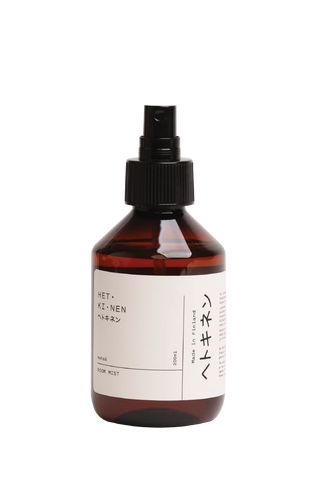 Hetkinen Co Metsa room and linen spray from Finland in a 200ml amber bottle with black spray nozzle, made with 100% essential oil for an incredible forest home fragrance.